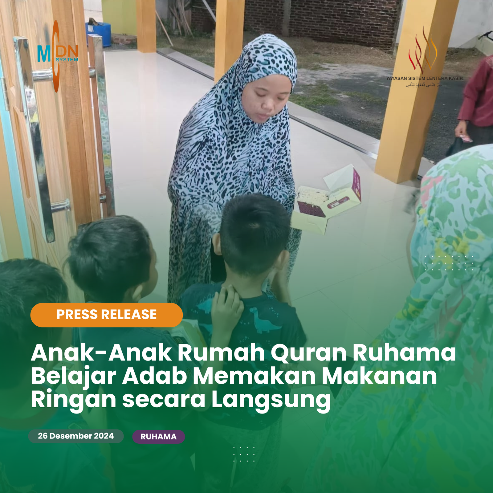 Anak-Anak Rumah Quran Ruhama Belajar Adab Memakan Makanan Ringan secara Langsung