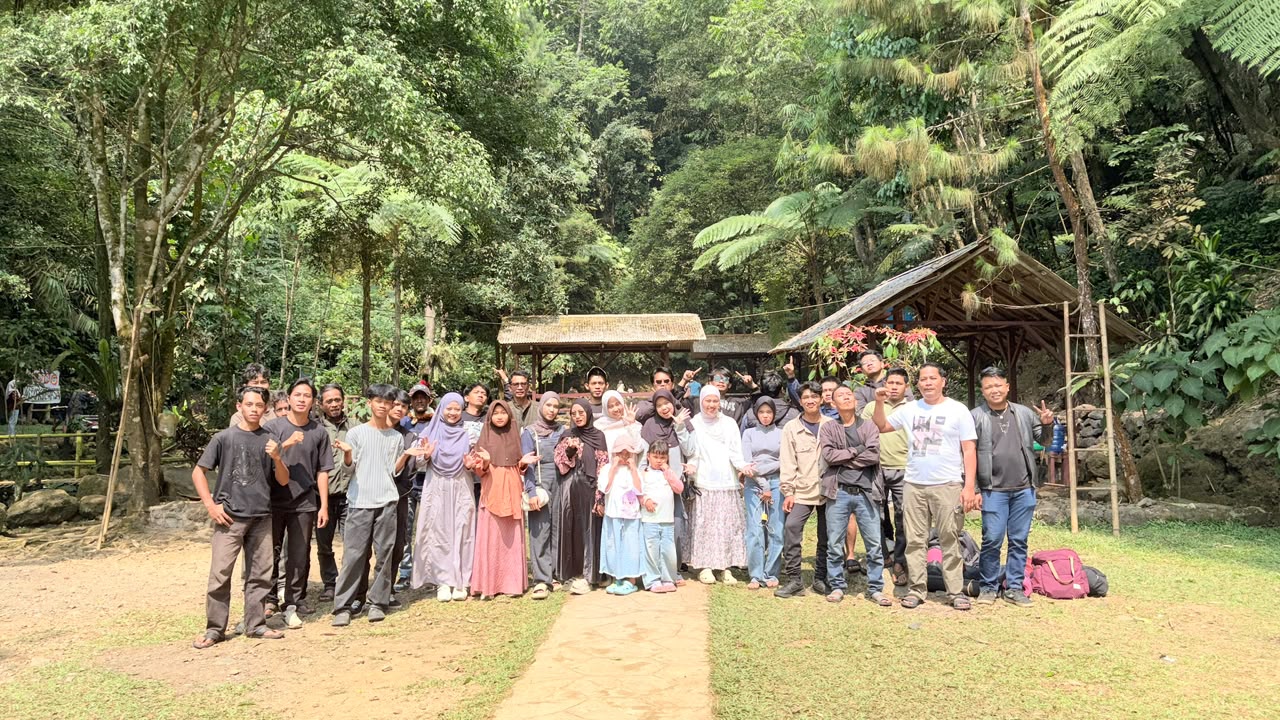Perkuat Kekeluargaan, MCDN System Gelar Camping Cabang Indramayu Kota dan Bandung di Curug Sadim, Subang