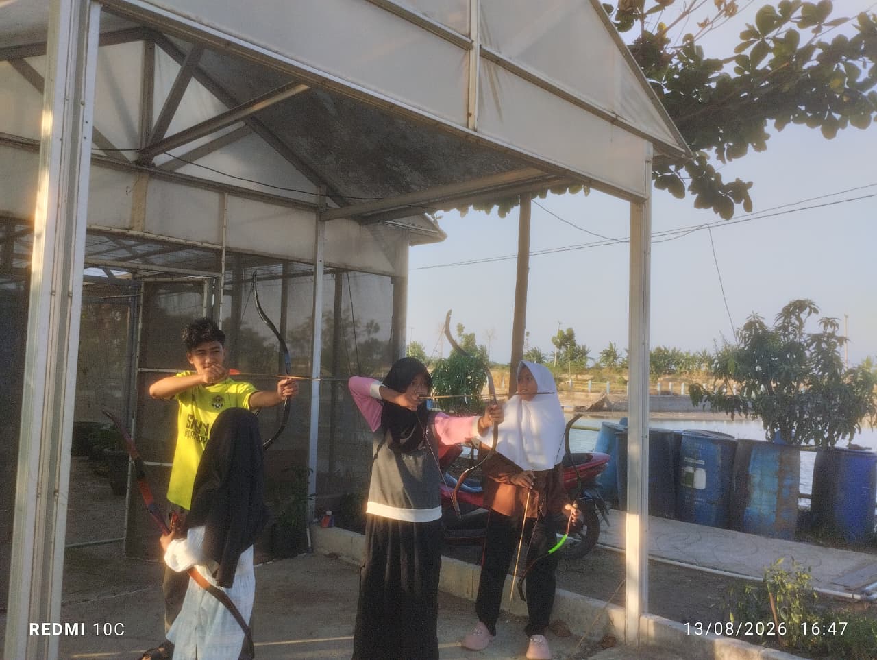 Serunya Bermain Panah di Sore Hari