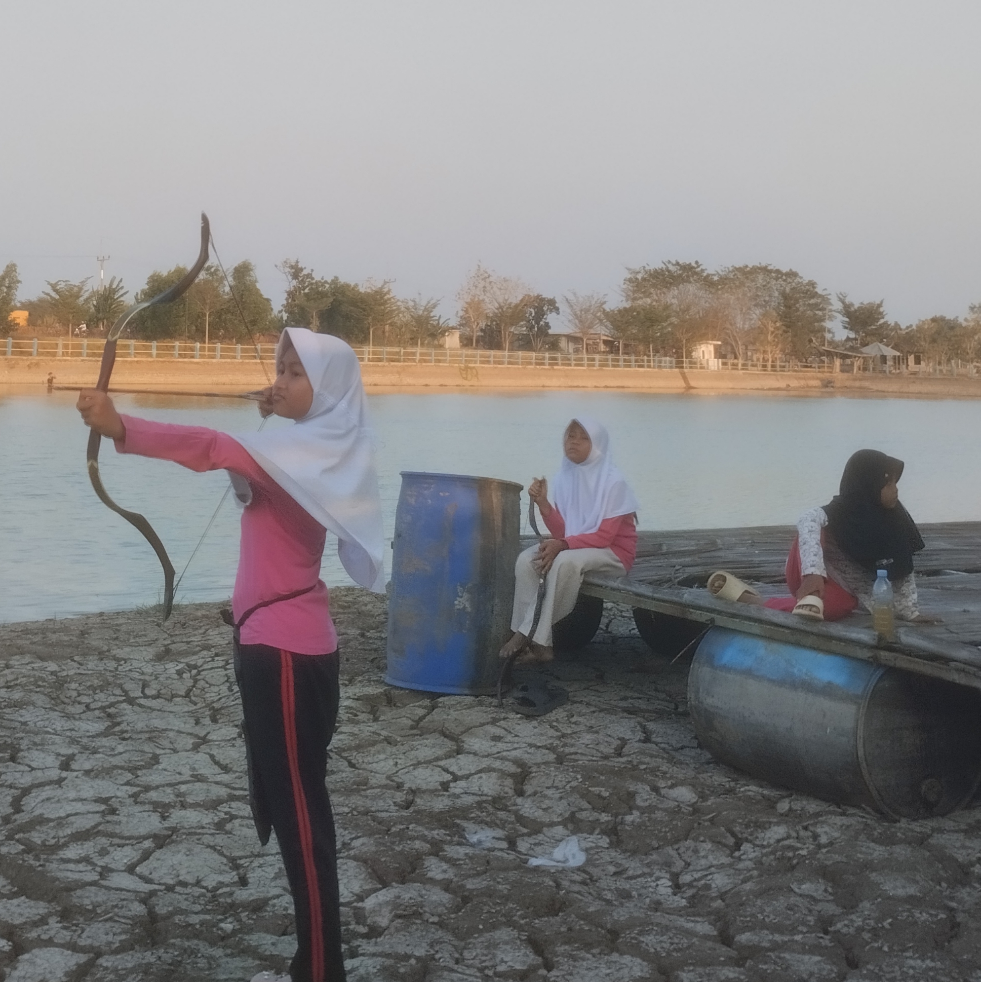 Latihan Memanah Sore Hari, Tetap Santai dan Fokus